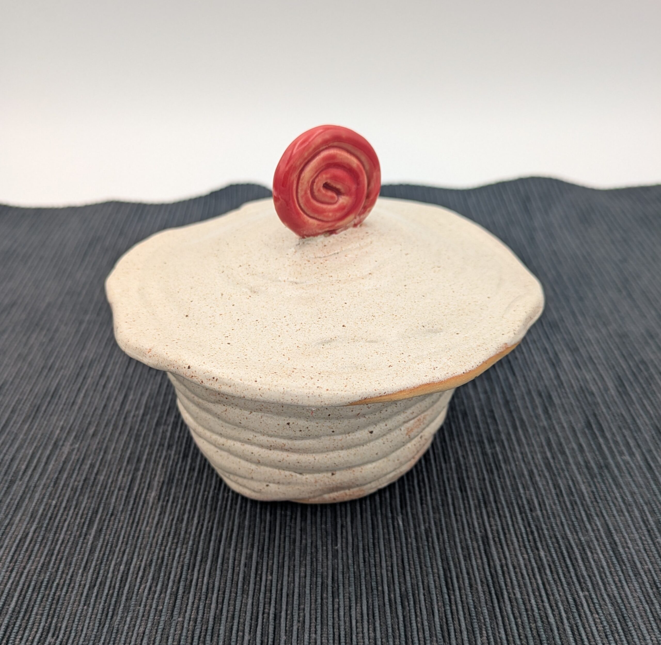 Dose, modelliert aus Ton in Wulsttechnik