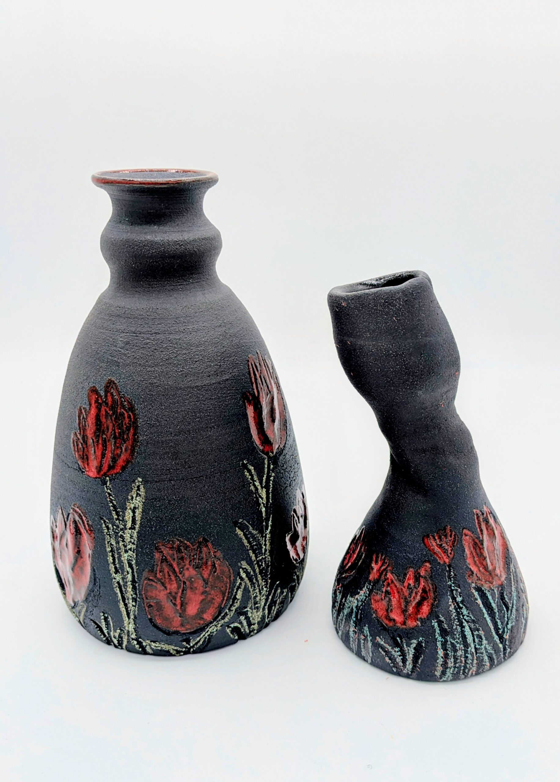 Vase, Tulpen auf schwarzen Ton